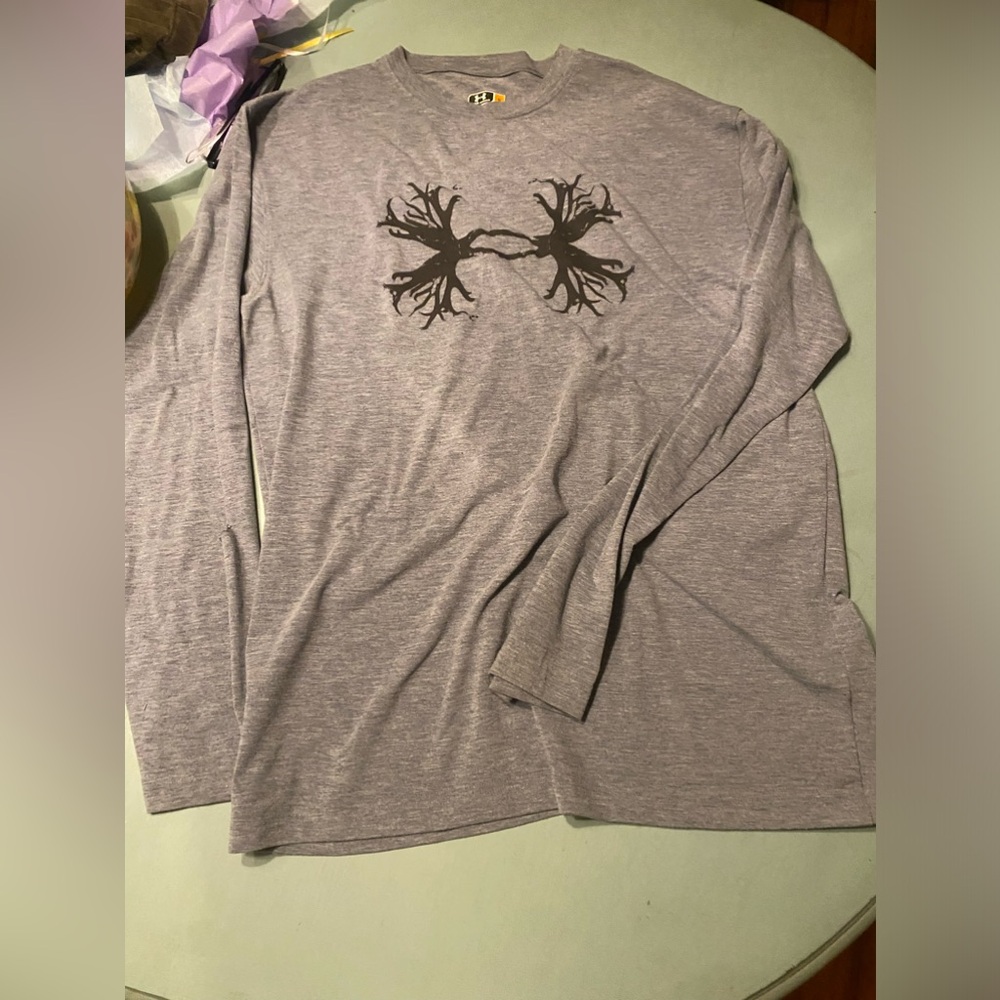 Men’s long sleeve Under Armour shirt size small!